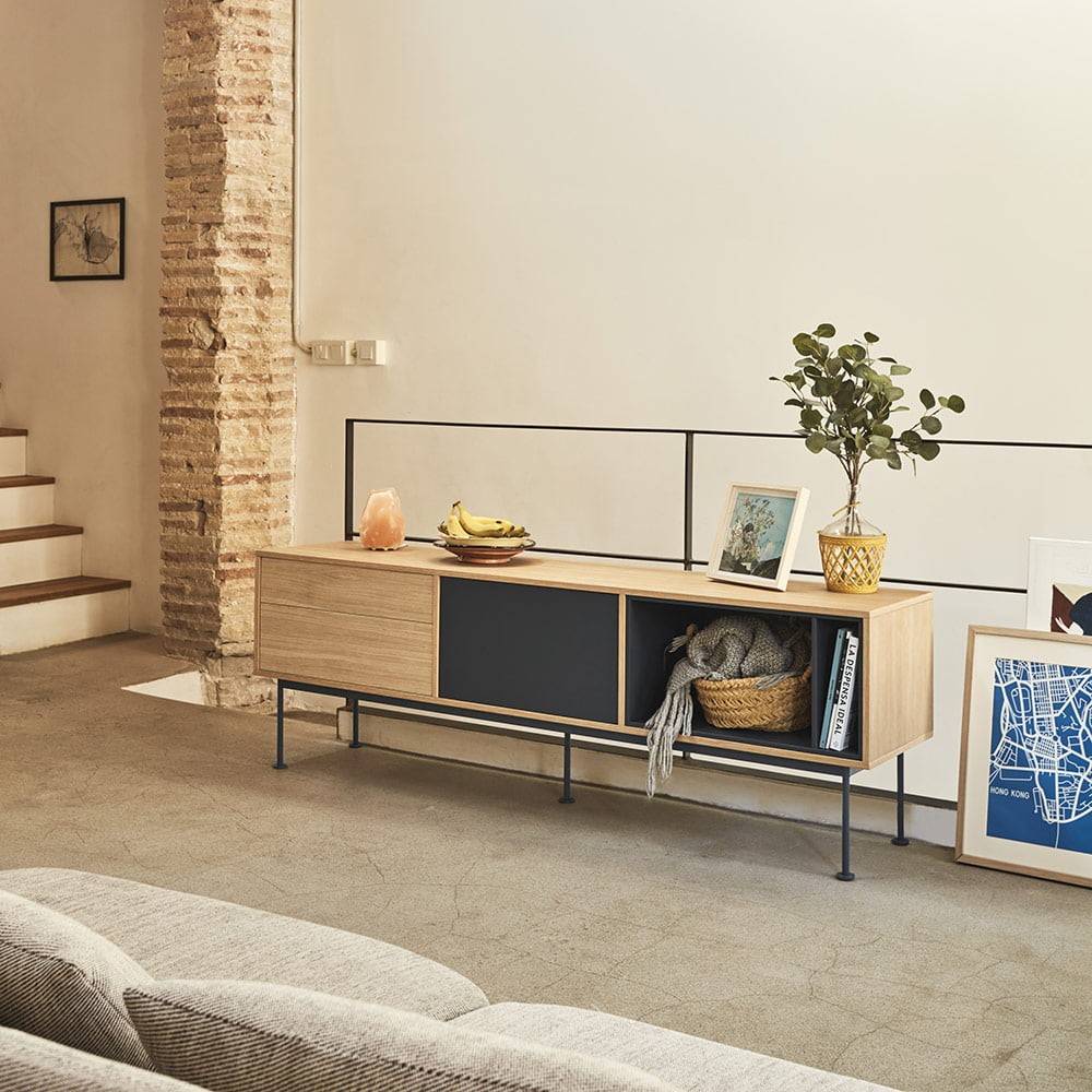 table basse simple avec des étagères flottantes et des fauteuils en bois 